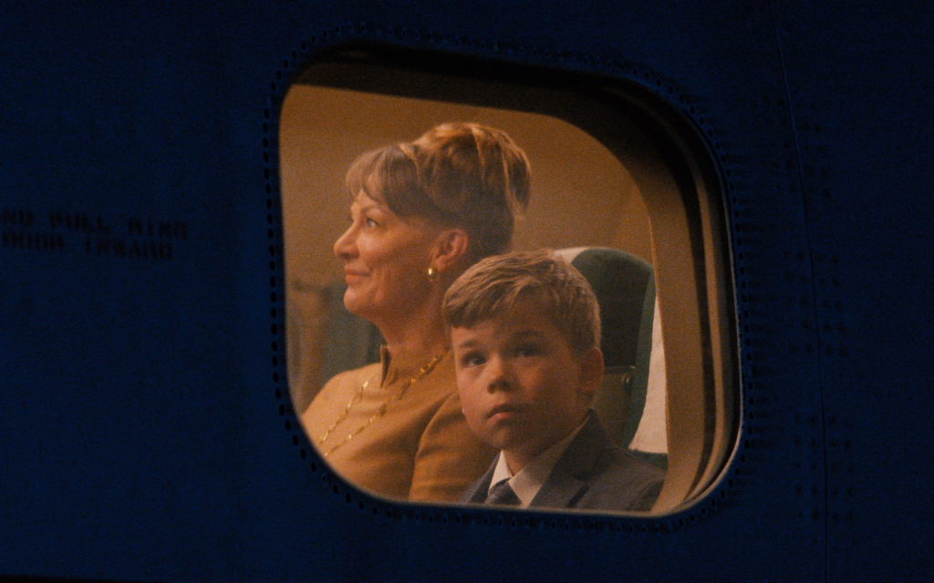 Fotograma de la película Propeller One-Way Night Coach, dirigida por John Travolta. Cortesía Apple.